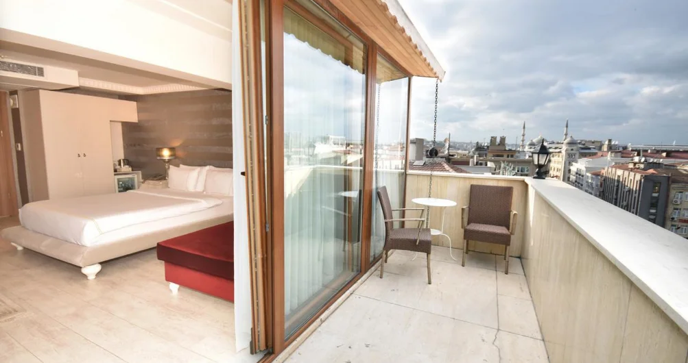 SUITE WITH TERRACE